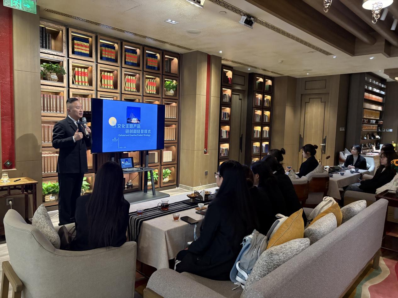 圍爐不夜話:跨越理性閾限,感知實踐之魂——2025級酒店管理專業(yè)認知課程的